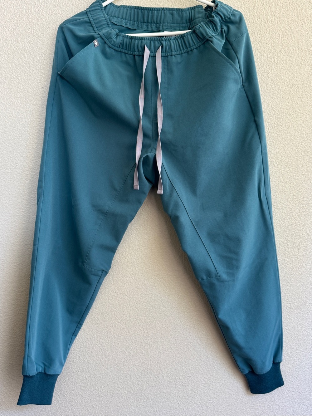 FIGS Men’s Hydrogreen Scrub Set - Picture 4 of 6